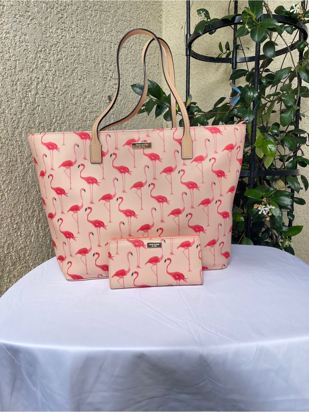 Kate Spade New York
SHORE STREET FESTIVE FLAMINGOS MARGARETA Tote and wallet set - Picture 2 of 16